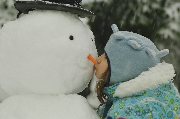 Jessica Kissing Frosty
